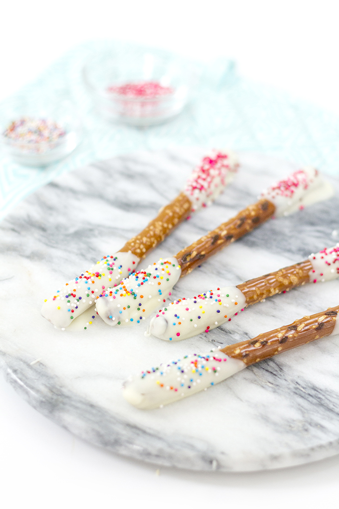 DIY 10minute White Chocolate Dipped Pretzels