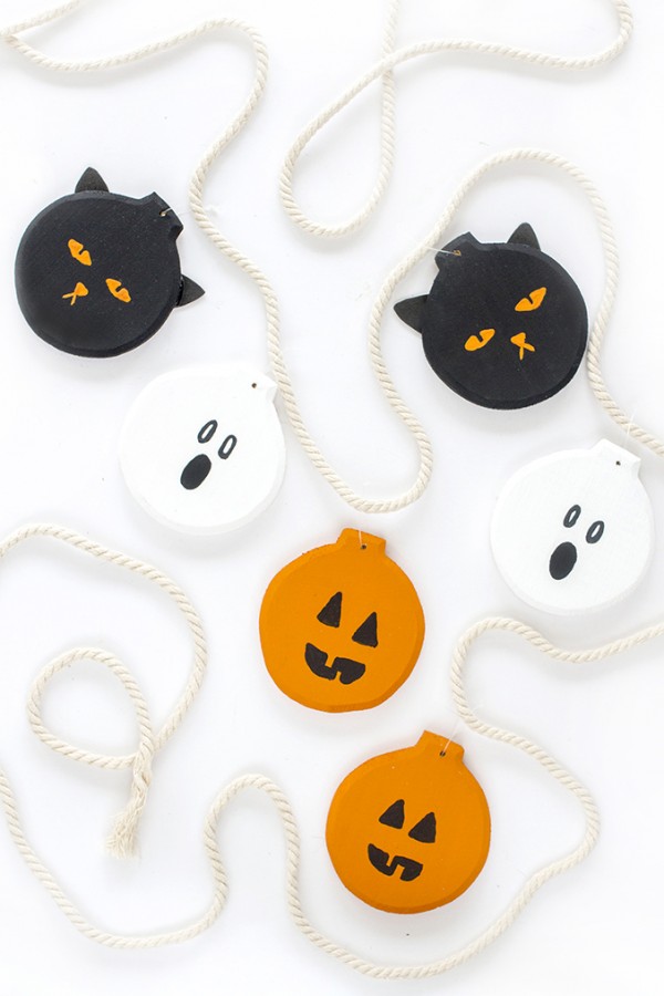 DIY Pumpkin, Ghost, And Black Cat Halloween Garland