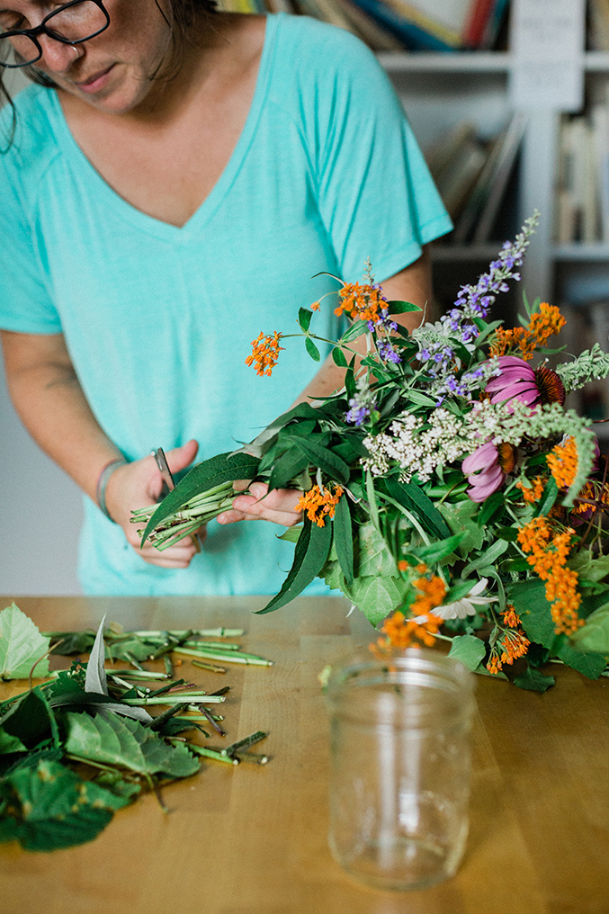 How To Make A Foraged Flower Arrangement - Dream Green DIY