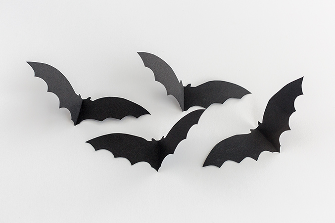DIY Bat Branch Halloween Centerpiece Décor - Dream Green DIY